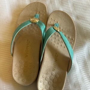 NWOT Vionic Hilda Woven Sandals